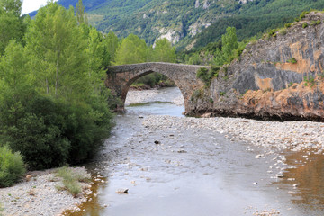 Fototapeta na wymiar łuk kamienny most w miejscowości romańskiej Hecho