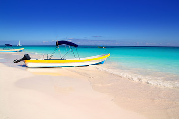 Fototapeta na wymiar łodzie tropikalna plaża idealna Karaiby lato