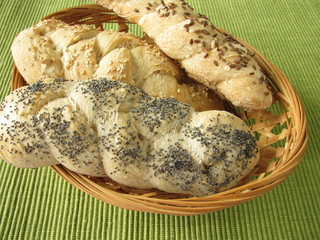Hefezöpfe im Körbchen