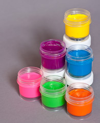Открытые банки с краской