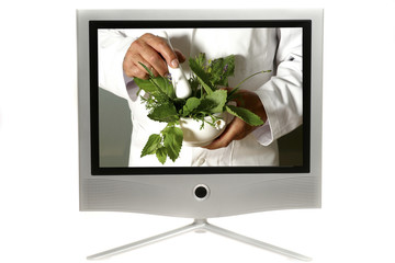 Mörser mit Kräutern auf einem Monitor