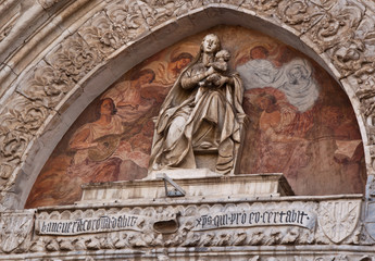 Restauro incompleto arcata porta principale del duomo di messina