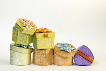 varias cajas de regalo y de distintas formas