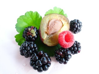 Stilleben Himbeere Brombeere Zwetschge 3