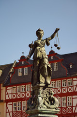 Fototapeta na wymiar Statua Justizia na Romer we Frankfurcie