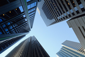 Skyward view of skyscrapers in Chicago - obrazy, fototapety, plakaty