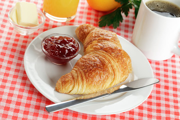 Croissant mit Erdbeermarmelade