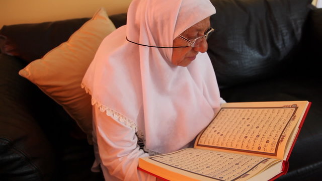 Muslim women read the Quran 6