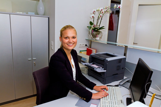 Junge Gesch&auml;fsfrau im B&uuml;ro