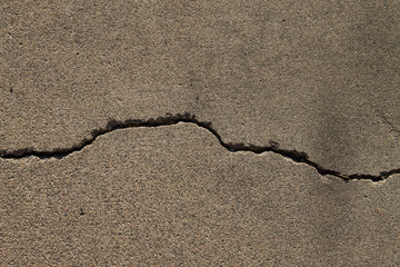 Fototapeta na wymiar Długie pęknięcie betonu tekstury tła