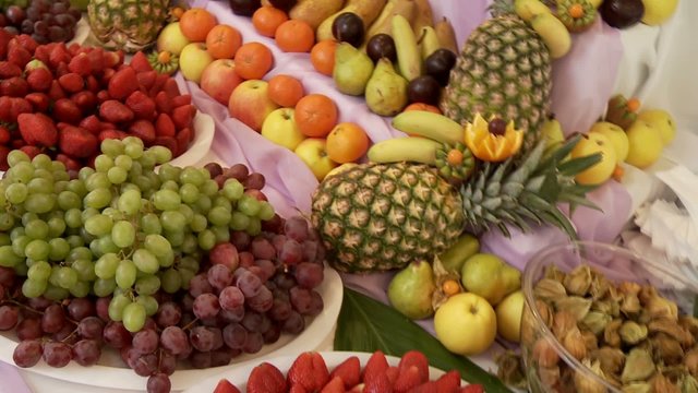 Obst, Trauben, Ananas, Äpfel, Erdbeeren