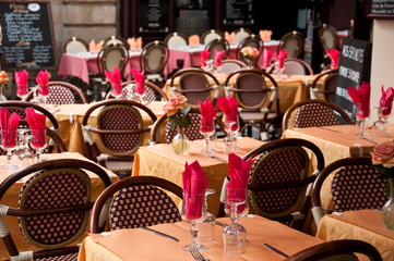 tables en terrasse d'un restaurant,
