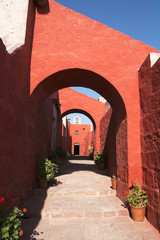 Fototapeta na wymiar Klasztor czerwono-pomarańczowego łuki i ściany