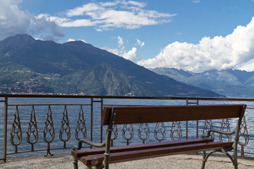 Naklejka na ściany i meble Sitzbank mit Blick über den Comer See, Italien