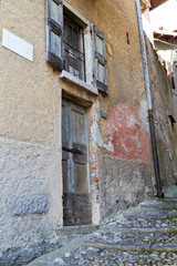 Fototapeta na wymiar Malerische Gasse w Varenna am Comer See, Italien