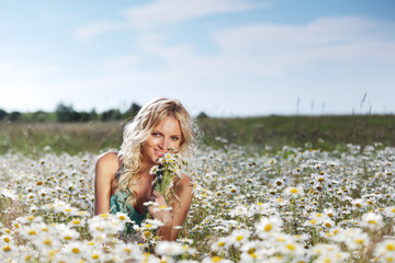 girl on the daisy flowers field