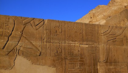 Mural de templo egipcio