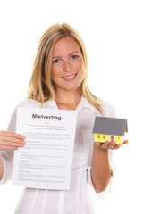 Frau mit Mietvertrag