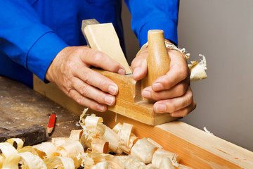 Tischler mit Hobel