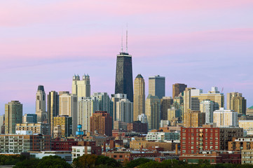 Obraz premium Colorful Chicago skyline at twilight.