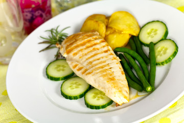 Grill,Hühnerbrust mit Gurke,grünen Bohnen