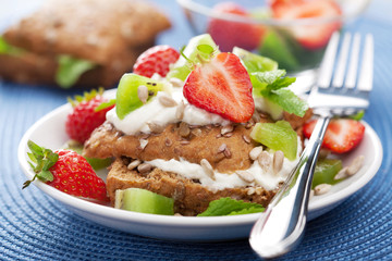bread with cottage cheese and berries