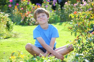 Netter Junge im Garten