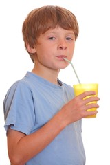 Junge trinkt mit einem Strohhalm