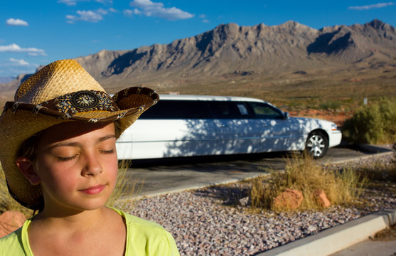 fillette devant la limousine