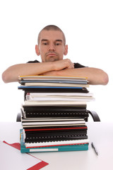 homme démotivé par surplus de travail