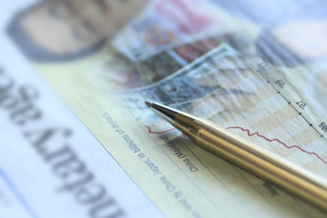 経済新聞とペン