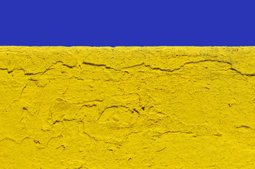 mur jaune sous ciel bleu