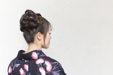 浴衣の女性の後ろ姿