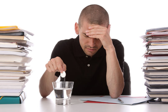 homme ayant la migraine au travail