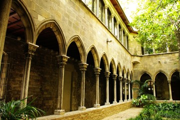 Obraz premium CLAUSTRO DE LA IGLESIA TEMPLARIA DE SANTA ANNA EN BARCELONA
