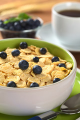 Sweet corn flakes with fresh blueberries