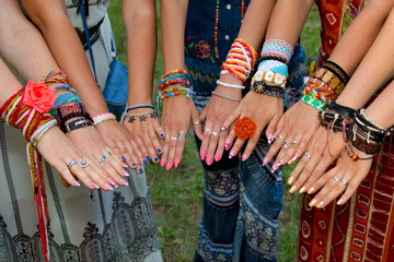 Hands of hippie - obrazy, fototapety, plakaty