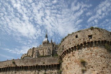 Fototapeta na wymiar Fortification du Mont-Saint-Michel en Normandie 