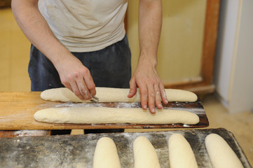 cortando la masa del pan