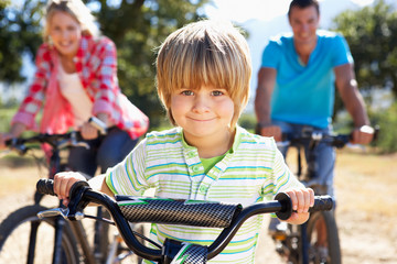 Obraz premium Young family on country bike ride