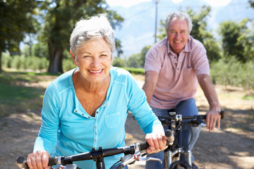 Fototapeta na wymiar Starszy para na przejażdżkę rowerem kraju
