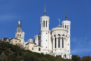 Fototapeta na wymiar Lyon Katedra w wielkim błękitne niebo