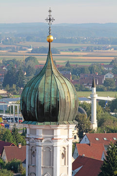 Kirchturm und Minarett