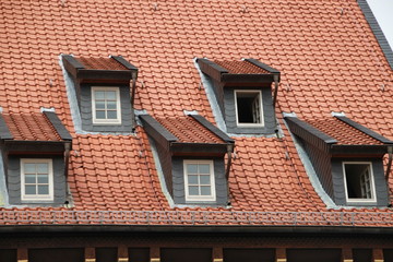 Schleppgauben an historischem Gebäude