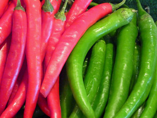 grüne und rote Peperoni