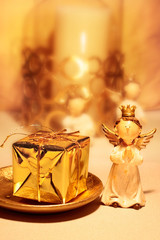 Weihnachtsengel und Geschenk