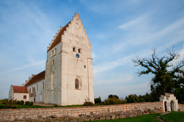 Die Kirche von Elmelunde auf der Insel Møn, Dänemark