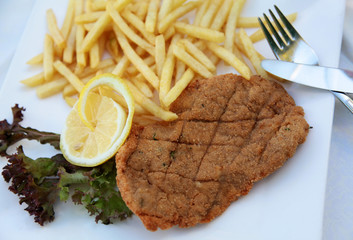 Kinderschnitzel mit Pommes