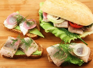 Kräuterfisch auf Brot