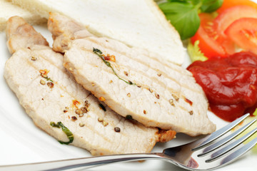 Gegrillte Schweinerückensteaks an Toastbrot